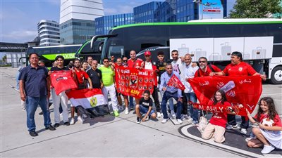 الجماهير تستقبل بعثة الأهلي في النمسا بالأعلام (صور)