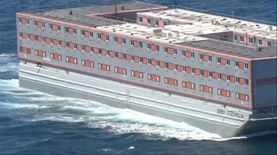 فخ الموت للاجئين، بريطانيا تبدأ نقل اللاجئين للبارجة بيبي ستوكهولم.. فاتورة إيواء طالبي اللجوء 6 ملايين استرليني يوميا.. ومخاوف خطيرة تتعلق بالحرائق وإجراءات السلامة