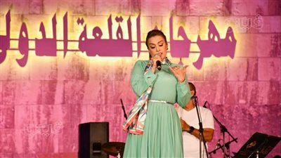 سيمون: مهرجان القلعة واجهة مشرفة للفن والسياحة وفخورة بمشاركتي الأولى (فيديو)