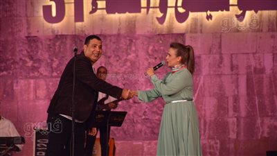 سيمون تغني بالفرنسية في محكى القلعة وتقدم كلاسيكيات الطرب مع عاصم فوزي (فيديو وصور)