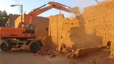 إزالة منزل آيل للسقوط بمدينة موط حرصًا على حياة مواطني الوادي الجديد