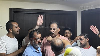 أعضاء بنادي الزمالك يقتحمون المبنى الإداري للمرة الثانية اعتراضا علي تعيين عماد البناني (صور)