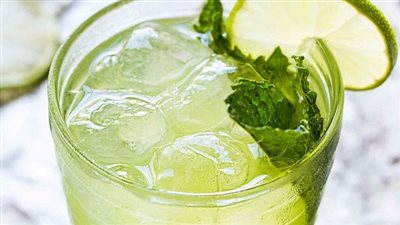 طريقة عمل عصير الليمون بالنعناع، منعش ومغذي وسهل التحضير 