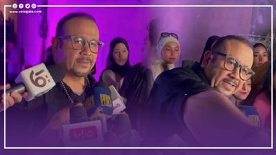 لحظة انفعال هشام عباس أثناء اللقاءات الإعلامية في حفل مهرجان القلعة (فيديو)