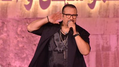 موقف محرج لـ هشام عباس في حفل القلعة، وأحد الجمهور يلفت نظره (فيديو)