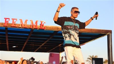 اللي ما يكملش في ستين داهية، حسن شاكوش يهين جمهور حفله بالساحل الشمالي (فيديو)