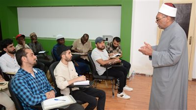 العواري للطلاب الأفغان بالأزهر: المرأة شريكة الرجل وسنده في الأسرة والمجتمع 