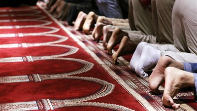 الإفتاء توضح حكم ظهور أسفل الظهر في الصلاة