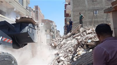 محافظ الإسماعيلية يوجه بإخلاء المنازل المتأثرة من انهيار عقار المحطة الجديدة وتشميعها