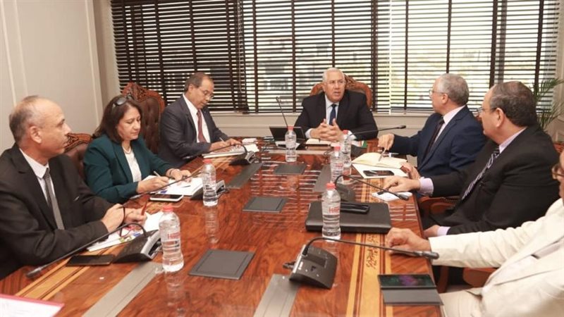 وزير الزراعة يجتمع