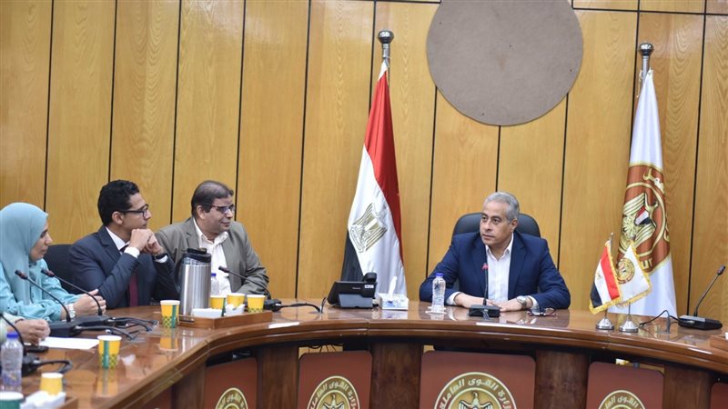 حسن شحاتة وزير العمل،