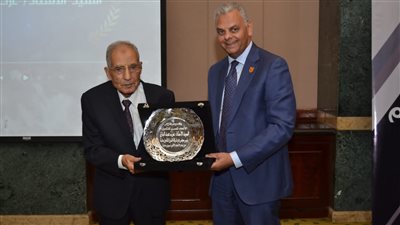 الاتحاد المصرى للتأمين ينظم حفلا لتكريم عزت عبد البارى بعد نصف قرن من العطاء
