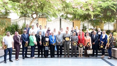 رئيس المنصورة يكرم فريق عمل جائزة جامعة صديقة للبيئة