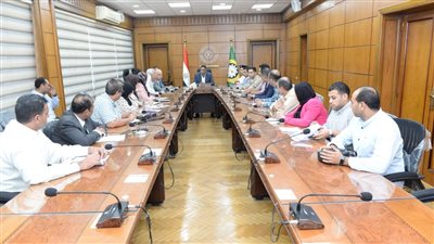 محافظ الدقهلية يعقد اجتماعًا لمتابعة توصيل المرافق لمشروعات تطوير العواصم 