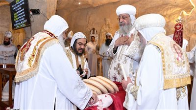 البابا تواضروس يشجع على القراءة ويحذر من أضرار الموبايل