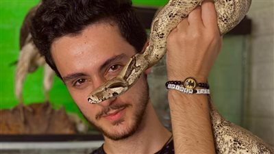 عاشق العناكب والعقارب، أدهم هاني ابن البحيرة يكشف أسرار الحيوانات البرية (فيديو)