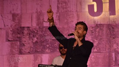 انطلاق حفل الفنان عز الأسطول بمهرجان القلعة (صور) 
