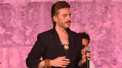 عز الأسطول يفاجئ جمهور محكى القلعة بأغنية للجيش المصري (فيديو)