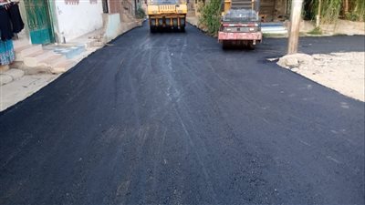 مديرية الطرق تواصل أعمال الرصف بمدينة فايد فى الإسماعيلية 