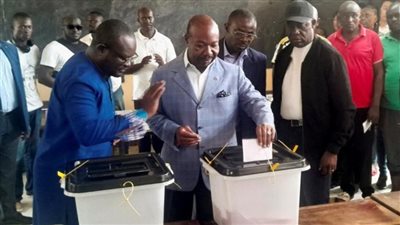 انقلاب الجابون، غلق الحدود وحل مؤسسات الدولة بعد استيلاء الجيش على السلطة