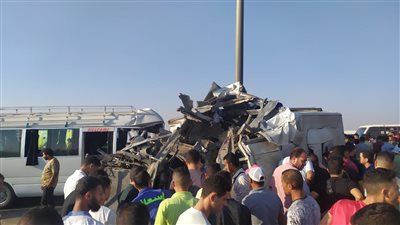 مصرع وإصابة 21 شخصا بحادث تصادم أتوبيسين أعلى الطريق الأوسطي بأكتوبر (صور)