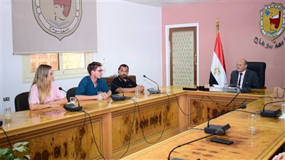 رئيس جامعة سوهاج يستقبل وفدًا دوليًا من طلاب الطب 