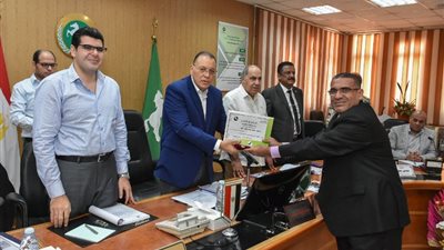 محافظ الشرقية يكرم الخارجين للمعاش تقديرا لجهودهم 