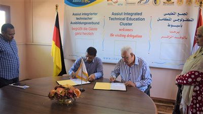 وزارة العمل: تسليم 9 عقود عمل لذوى الهمم بأسيوط 