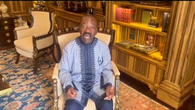 أول ظهور لرئيس الجابون بعد الانقلاب عليه، ورسالة عاجلة إلى العالم (فيديو)