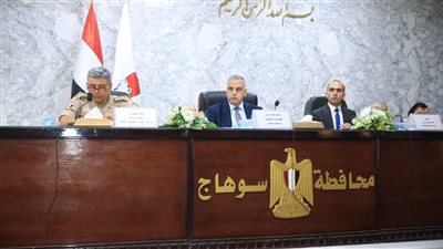 محافظ سوهاج يناقش مشروعات حياة كريمة 