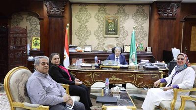 محافظ المنيا يلتقي عددًا من أعضاء مجلس الشيوخ لمناقشة طلبات المواطنين