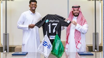 الهلال السعودي يضم حارس أهلي جدة محمد الربيعي