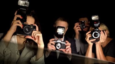 تفسير رؤية شخص مشهور في المنام وعلاقته بالأخبار السارة والهيبة والوقار 