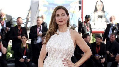 ريا أبي راشد تتألق بالأبيض في افتتاح الدورة 80 لمهرجان فينيسيا