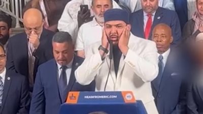 رفع الأذان للمرة الأولى في مبنى بلدية نيويورك (فيديو)