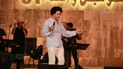 وصلة رقص لـ مصطفى شوقي في حفل مهرجان القلعة (صور)