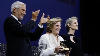 ليليانا كافاني أول امرأة تحصل على جائزة الأسد الذهبي من مهرجان فينيسيا (فيديو)