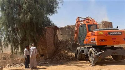استمرار إزالة المنازل الآيلة للسقوط بواحة الداخلة حرصًا على حياة المواطنين