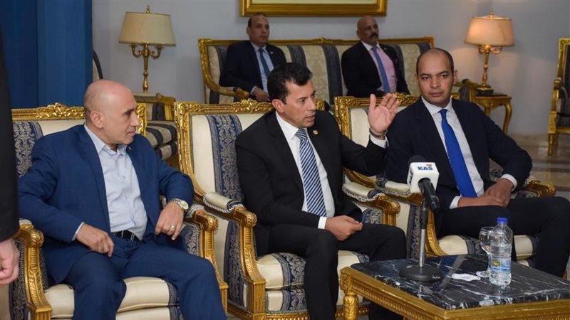 وزير الرياضة يزور