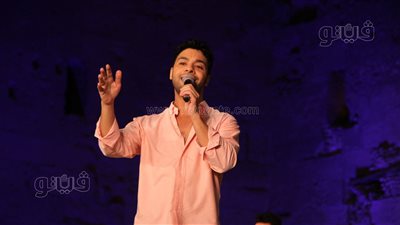 أحمد جمال يبدع بميدلي لأغاني العندليب في مهرجان القلعة (صور)