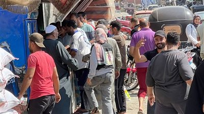 ولا طابور الجمعية، زحام وتدافع على شراء السجائر بالمنوفية بعد بيع البوكس بـ 25 جنيها (صور)