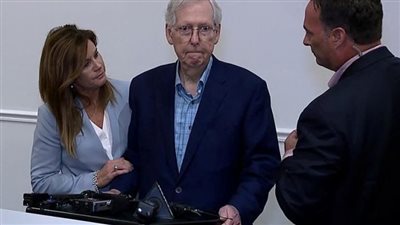 عجز عن الكلام، سيناتور أمريكي يصاب بالشلل خلال مؤتمر صحفي (فيديو)