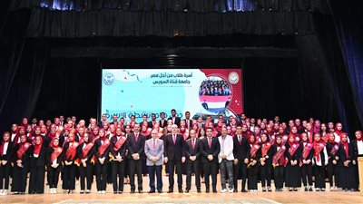 رئيس جامعة القناة يُشارك طلاب من أجل مصر احتفالهم بختام الأنشطة (صور)