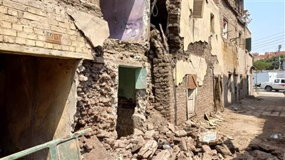 انهيار جزئي لعقار في الخليفة، والدفاع المدني يبدأ رفع الأنقاض