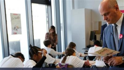 مدارس فرنسا تحظر العباءات والقمصان الطويلة 