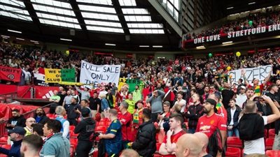 سر ارتداء جماهير مانشستر يونايتد للون الأسود في مباراة آرسنال 