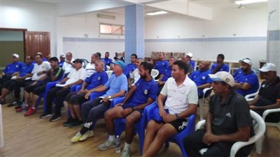 رئيس قطاع الناشئين بنادي المقاولون يجتمع مع المدربين 
