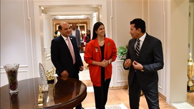 أشرف صبحي يستقبل لاعبة الجمباز حبيبة مرزوق بعد تألقها في بطولة العالم 