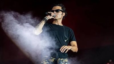 نظارة سوداء، أمير عيد يطل بالكاجوال فى حفله بالسعودية 