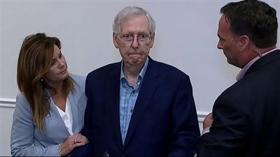 بعد تجمده في مكانه، طبيب الكونجرس يكشف تفاصيل حالة زعيم الجمهوريين الصحية